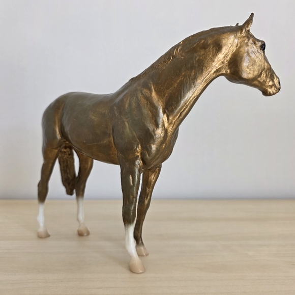 Breyer Traditional Model Horse GLOSSY GOLD CHARM SECRETARIAT #410435 BreyerFest - Picture 3 of 13